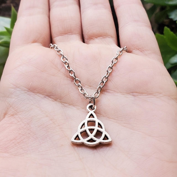 Jewelry - NWOT Dainty Silver Celtic Triquetra Necklace